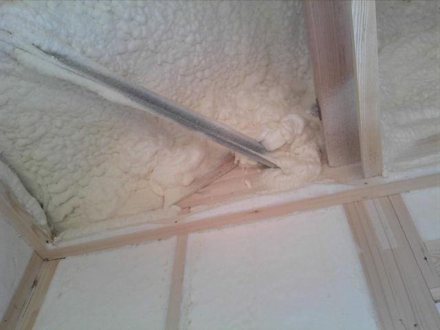 吹付断熱材を厚くした小屋裏のイメージ