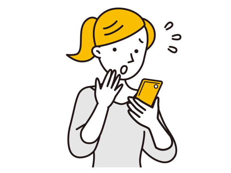 スマホを見て驚く女性のイメージ